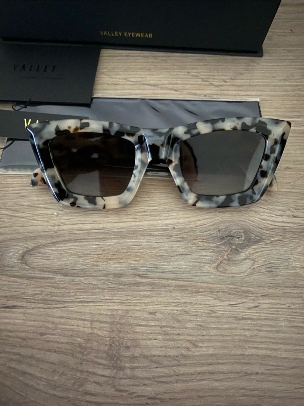 Valley Eyewear SoHo Sunglasses – Ivory Tort / Black Gradient – NWT Complete Set